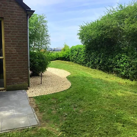 Lakeside Paradise Cozy With Hot Tub Villa Ewijk