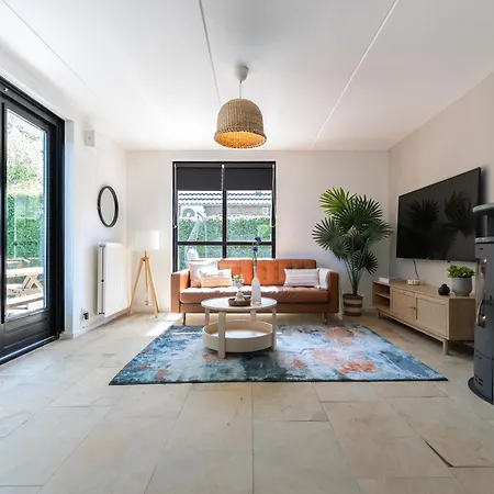 Villa Lakeside Paradise Cozy With Hot Tub Ewijk