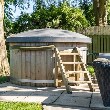 Lakeside Paradise Cozy With Hot Tub Villa Ewijk