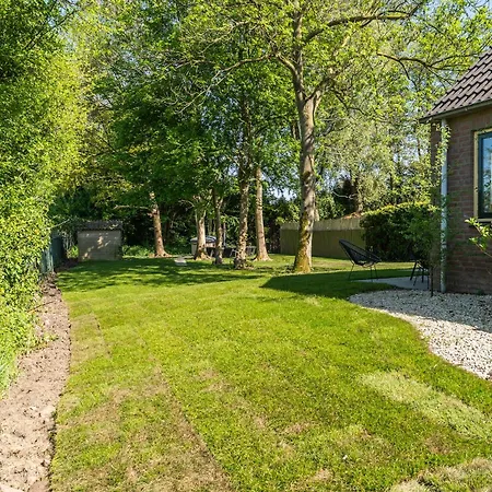 Villa Lakeside Paradise Cozy With Hot Tub Ewijk