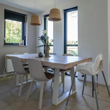 Family With Garden & Access Villa