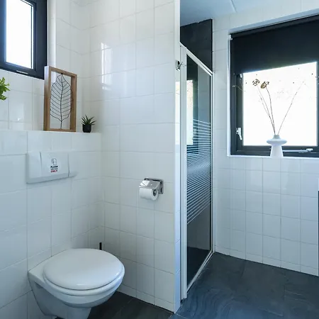 Family With Garden & Access Villa