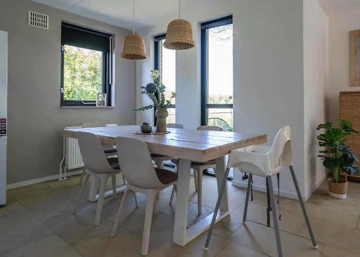 Family With Garden & Access Villa