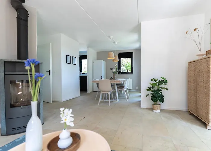 Family With Garden & Access Villa